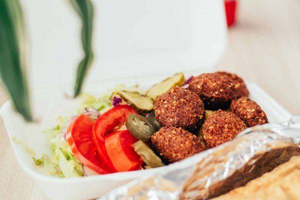 Comment réussir des falafels croustillants avec une sauce tahini maison?